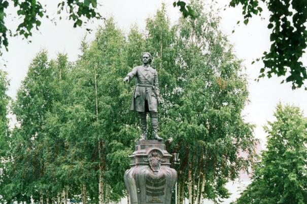 Петрозаводск. Памятник Петру 1 в честь 300-летия города.